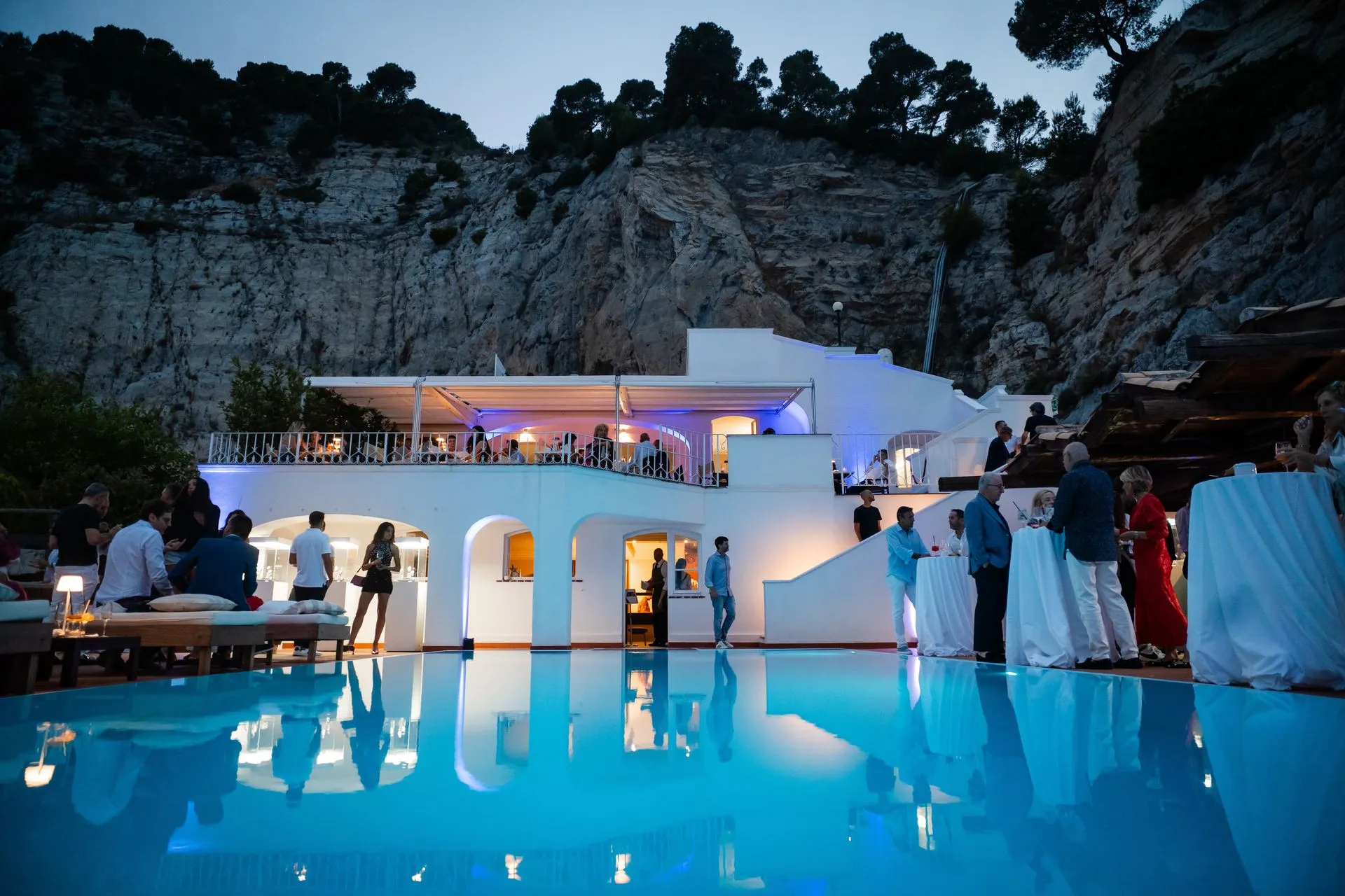 La piscina panoramica di Cala Prodani a Bergeggi al tramonto